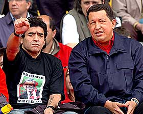 KJENDISSTØTTESPILLER: Maradona og Chavez protesterer sammen i 2005 mot planene om å opprette frihandelsområde i Amerika.