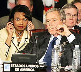 HVA VAR DET HAN SA? George W. Bush og Condoleezza Rice hører på Chavez tale i under Summit of the Americas i Mar del Plata i Argentina i 2005. Amerikanske myndigheter er svært kritiske til Hugo Chavez.