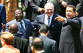 LITT AV ET MØTE: I september i fjor møtte Hugo Chavez Hviterusslands diktator Aleksander Lukasjenko og Zimbabwes Robert Mugabe i møte i organisasjonen for alliansefrie land i Havana.