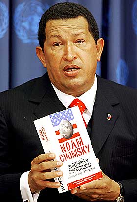 POPULIST: Hugo Chavez med Noam Chomskys bok Hegemony or Survival under en pressekonferanse i FN. Den sterke retorikken mot president Bush har gitt Chavez mange tilhengere.