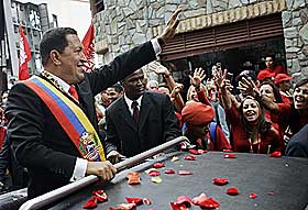 GJENINNSATT: Hugo Chavez på vei til Kongressen i åpen bil i Caracas 10. januar. Han ble gjeninnsatt som president og perioden går fram til 2013.