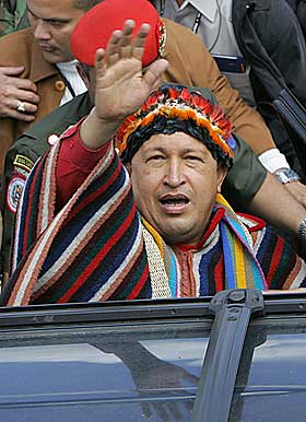 I URBEFOLKNINGSKOSTYME: Her er Chavez på reise i Ecuador til støtte for landets nyvalgte president Rafael Correa.