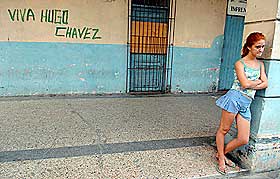 HAR BRED STØTTE: Chavez fikk over 60 prosent av stemmene i valget i desember. Her har noen tagget støtte til Chavez på en vegg i Havana, Cuba.