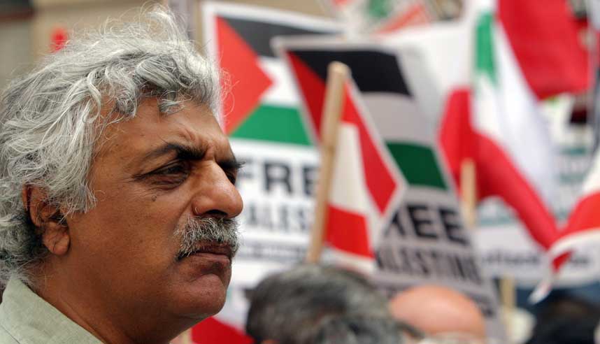 PROTESTERTE: Forfatteren, journalisten og filmskaperen Tariq Ali deltar i en protest i London mot Israels angrep p� Libanon i juli i fjor.