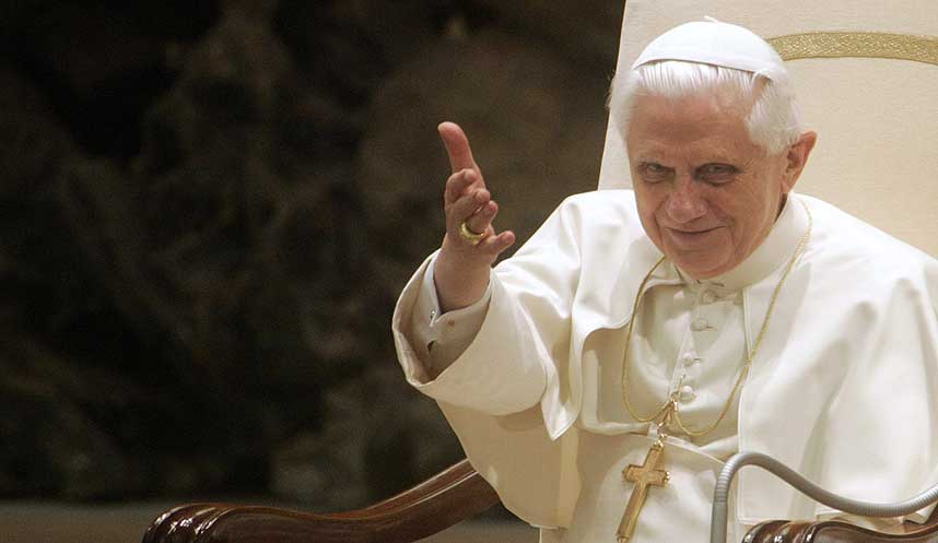 KRITISK TIL SPILL: Pave Benedict XVI er kritisk til dataspill, tegnefilmer og andre medieformer som inneholder vold og sex.