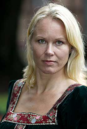 TILH�RER ALLE: - Litteraturen skal v�re allmenn og allmenngyldig, mener Berit Bertling. Hun skriver om  riddere, prinsesser, fransk og engelsk adel i bokserien �Olwyns Saga�.
