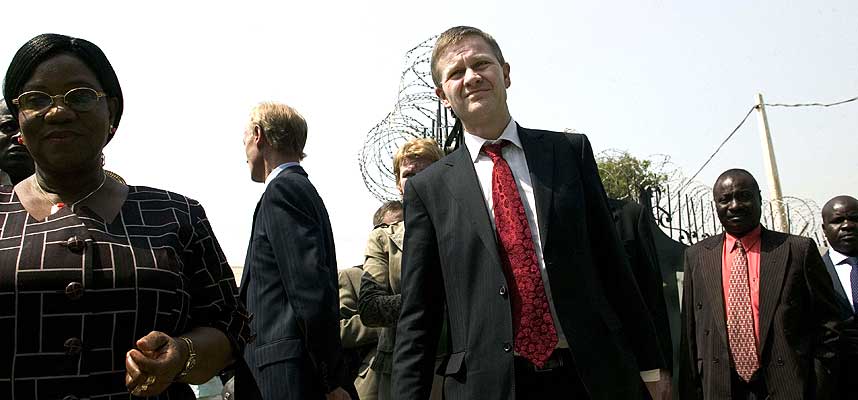 I NIGERIA: Utviklingsminister Erik Solheim signerte mandag en avtale som skal hjelpe nigerianske prostituerte i Norge tilbake til et verdig liv i hjemlandet.