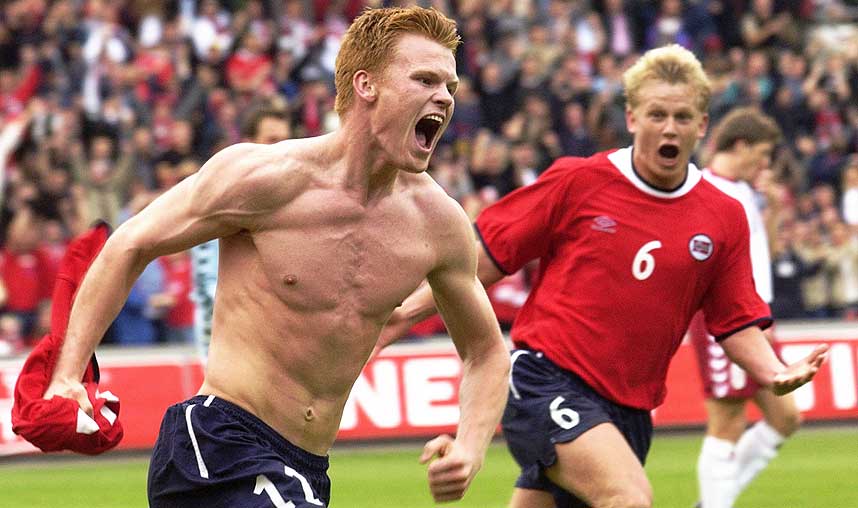 - LEGGER KROPPSPRESS P� UNGE GUTTER: John Arne Riises triumfritual er ikke s� uskyldig som man skulle tro, mener forsker St�le Pallesen.