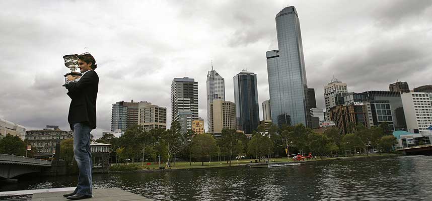 KJ�R BY: Det er mye pent � si om Melbourne. Her l�fter tennisesset Roger Federer Australian Open-trofeet i den australske byen.
