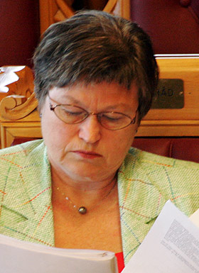  LIKE OVER HELE:  Sykehus over hele landet har hatt tilsvarende utstyr og rutiner, p�peker Laila D�v�y (KrF) etter at hun tok opp kreftsaken p� Haukeland i Stortingets sp�rretime i dag.