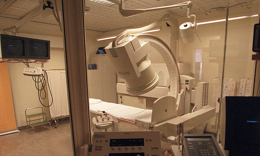  MODERNE R�NTGENUTSTYR:  Fra r�ntgenrommet ved barneavdelingen p� nye Rikshospitalet, som �pnet i 2000.