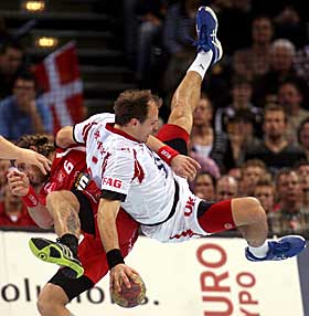 INGEN DANS TIL FINALEN: Lars J�rgensen sendes her p� en luftetur av Grzegorz Tkaczyk.