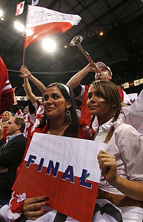 FINALEKLARE SUPPORTERE: Disse jentene kan glede seg til VM-finale mot Tyskland i K�ln p� s�ndag.