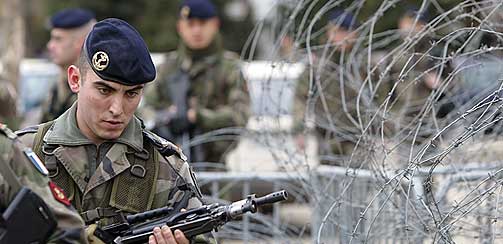 SPENT: I byen Mitrovica i det nordlige Kosovo er situasjonen spent, og denne franske KFOR-soldaten patruljerer broen som deler byen. Byen er delt mellom den serbiske og albanske befolkningen, og mange frykter voldsherjinger her n�r planen for Kosovos fremtidige status presenteres i dag.
