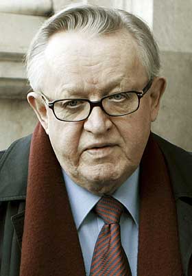 INTENST DIPLOMATI: Den tidligere finske presidenten Martti Ahtisaari legger fram sin plan for Kosovos fremtidige status i dag.