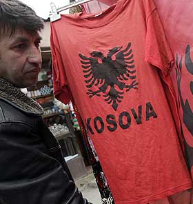 FOR UAVHENGIGHET: En kosovoalbaner selger t-skjorter og flagg med de albanske fargene. Oppslutningen om uavhengighet er stor blant den albanske befolkningen.