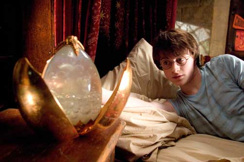 BOKA ELLER FILMEN? J.K. Rowling dukker faktisk ikke opp p� lista over britenes lesel�gner. Her en scene fra filmatiseringen av �Harry Potter og ildbegeret�.