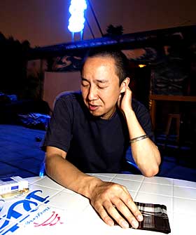 EDDERKOPPEN: Yan Jun (33)knyttet sammen Kinas unge rockere til en uavhengig musikkscene i Beijing p� 90-tallet. I dag mener han undergrunnsmilj�et, fri fra myndighetenes innblanding, har forfalt.