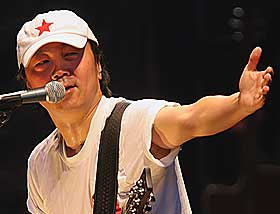 GUDFAREN CUI: Cui Jian (45) fra konserten han holdt p� Workers' Stadium i Beijing 25.september 2005. Det var den f�rste store offisielle konserten Cui holdt i hovedstaden siden studenoppr�ret i -89.