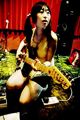 ORD IKKE S� VIKTIG: Wang Yue, vokalist og gitarist i Hang On The Box, snakker ikke engelsk. Men hun mener det er uproblematisk at bandet likevel synger p� engelsk.
