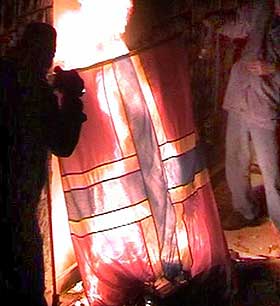 4. FEBRUAR 2006: Syriske demonstranter brenner det norske flagget utenfor ambassaden.