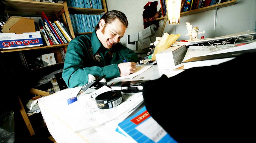 BURLESK STIL: Ikke alle tegneserieskapere er ute etter � f� deg til � le. Flu Hartberg (26) begynte � tegne serier som seks�ring, og solgte egenprodusert serieblad i skoleg�rden i 7. klasse. I fjor ga han ut heftet �English Conversation 1� og barneboka �Gordon blir uteligger� sammen med Markus Midr�. N� lager han tegneseriefestival.