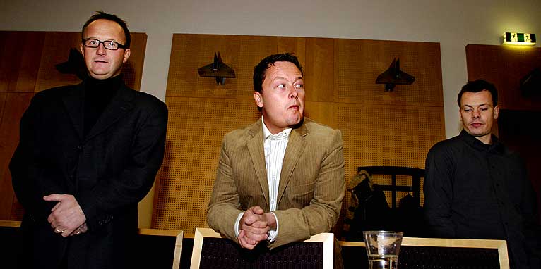 P�ST�R: If�lge tidligere Se og H�r-journalist, H�vard Meln�s` nye bok, skal Kjell Inge R�kke ha drapstruet ham etter en reportasje han skrev, skriver Finansavisen. Bildet viser Meln�s (t.h), Jan Petter Dahl og Se og H�r-redakt�r Odd J. Nelvik i forbindelse med rettssaken mot dem fra Anette Young og Rodney Karlsen.