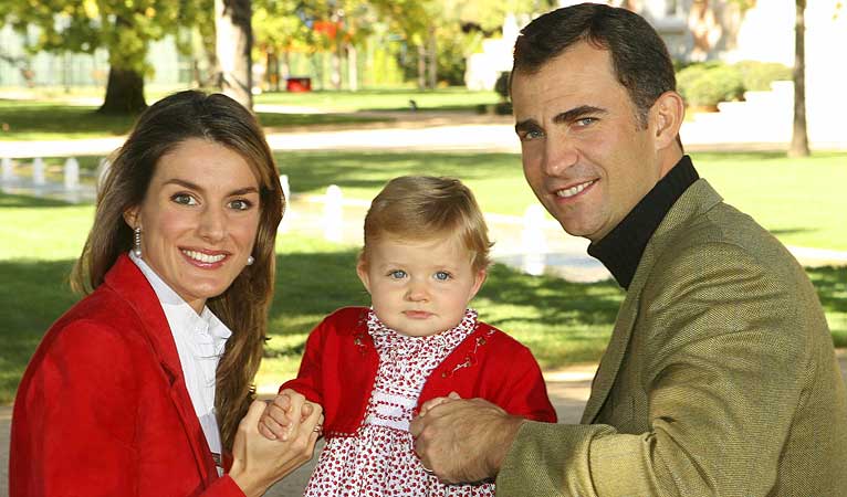 Spanias kronprinsesse Letizia og kronprins Felipe sammen med sin datter, prinsesse Leonor (13 m�neder).