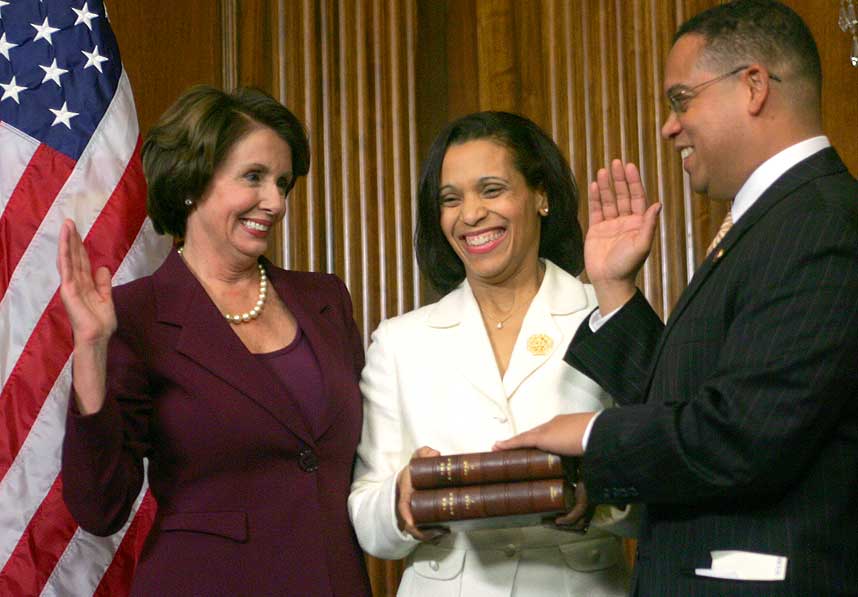 SVERGER: Her innsverges Keith Ellison til kongressen som f�rste muslim i historien. Med h�nden p� president Thomas Jeffersons eldgamle Koran.
