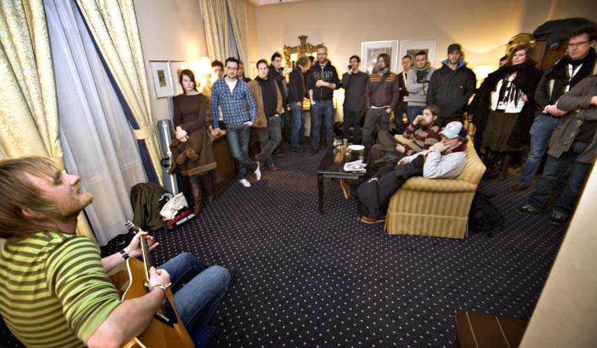 HOTELLKONSERT: Erlend Ropstad slapp ep-en �The Magnetic Tapes� i fjor. L�rdag holdt han hotellromkonsert for internasjonale delegater p� Bylarm. Foto: Anders Gr�nneberg