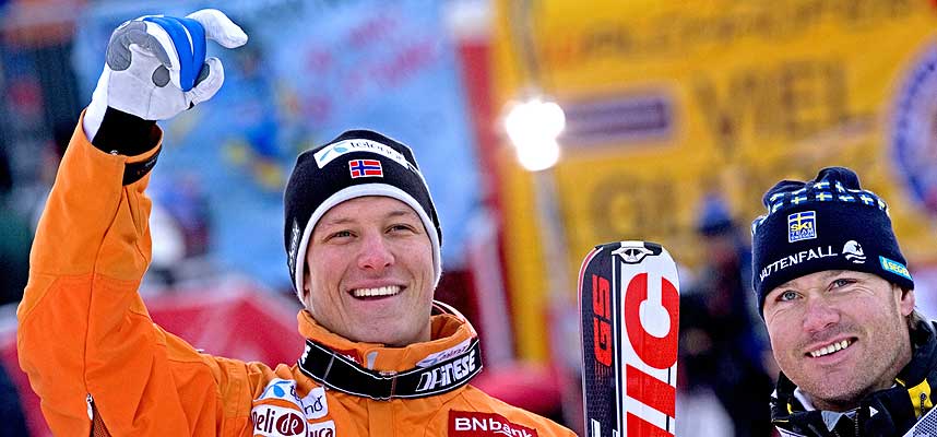 ST�TTER KONKURRENTEN: Gullvinner Aksel Lund Svindal (t.v.) mener det svenske skiforbundet b�r be Patrik J�rbyn om unnskyldning for vrakingen fra landslaget. I g�r vant de to henholdsvis gull og bronse.