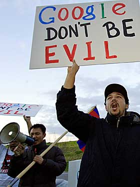 IKKE V�R ONDE: Nyheten om at Google lanserte en sterkt sensurert utgave av sin s�kemotor i Kina, vakte store protester over hele verden. Her fra en demonstrasjon i California, USA.