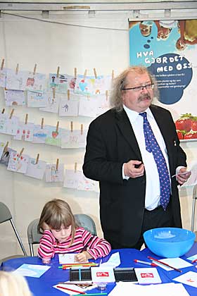 LITE TYDER P� KINESISKE TILSTANDER: Professor i rettsinformatikk, Jon Bing, er sv�rt skeptisk til lovgivning, som kan ramme ytringsfriheten. Han tror likevel ikke at dagens lovforslag vil f�re til storsl�tt nettsensur i Norge.