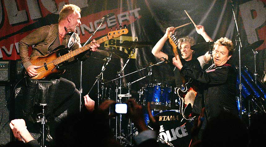 FORTSATT LIV: The Police i kjent positur, fra mandagens �velseskonsert p� Whisky a Go Go i Los Angeles, der de kunngjorde verdensturneen, som skjer i forbindelse med bandets 30-�rsjubileum. F.v. Sting (55), Stewart Copeland (54) og Andy Summers (64).