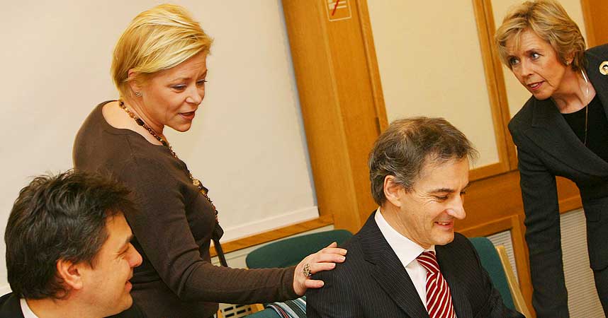 ORIENTERTE:  Utenriksminister Jonas Gahr St�re f�r m�tet i den utvidete utenrikskomiteen p� Stortinget i dag morges.