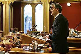 INFORMERTE: Jonas Gahr St�re fra Stortingets talerstol tirsdag.
