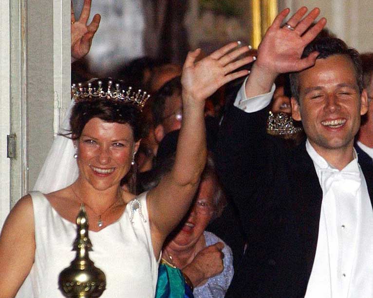  CASH IS KING:  M�rtha Louise og Ari Behn vinker god natt etter bryllupsfesten i 2002 og drar rett p� bryllupsreise. Kofferten med penger var pakket for � slippe media og tipsere fra bank- og kredittkortselskaper.