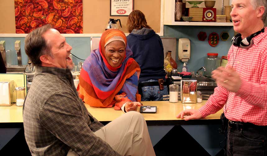 NY MUSLIM-SUKSESS: Skuespillere p� settet til  �Little Mosque on the Prairie�.