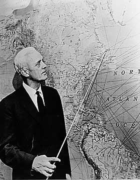 FANT �VINLAND�: Forskeren Helge Ingstad peker p� kartet p� nordspissen av New Foundland hvor han mener at Leiv Eriksson oppdaget Amerika 500 �r f�r Columbus. Ingstadhar funnet 7 europeisk type bygningsstrukturer i vikingstil under den f�rste systematiske unders�kelse etter norr�ne boplasser i Amerika.