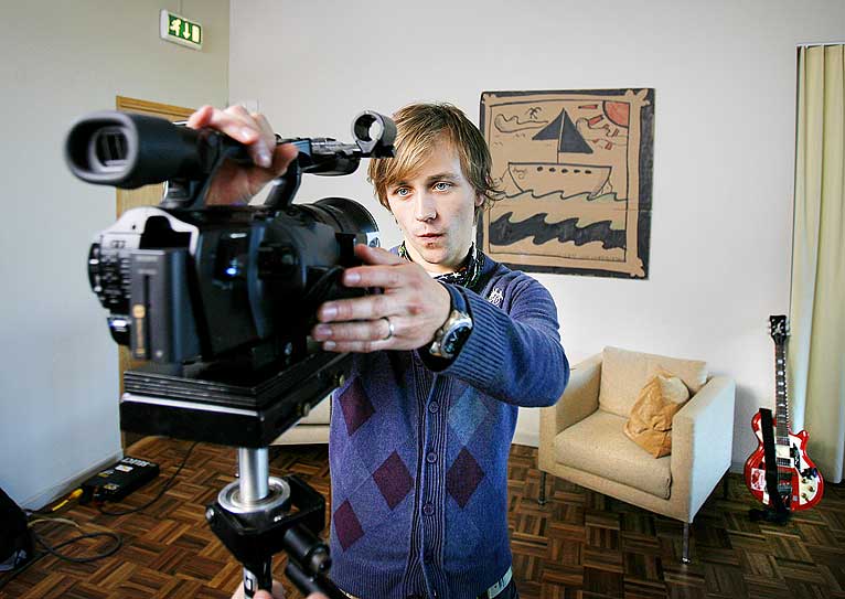 TIL FILMEN: Og denne gangen er det ikke en musikkvideo vi snakker om. Mannen bak filmer som �What`s eating Gilbert Grape� har gitt Sondre Lerche en rolle i sin nye film. Som seg selv.