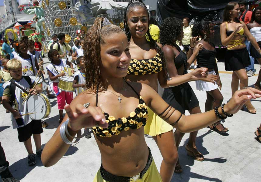 �VER TIL FESTEN: Forberedelser og �ving til karnevalet er i full gang i Rio de Janeiro.