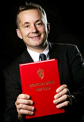 IKKE AKTIV: Justisminister Knut Storberget ville selv ha benyttet seg av aktiv d�dshjelp, men vil ikke jobbe aktivt for � tillate d�dshjelp i Norge.