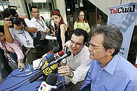 B�TLA AVIS: Teodoro Petkoff og tegneserieskaperen Laureano Marquez under en pressekonferanse i Caracas onsdag denne uken. De ble b�tlagt for � ha krenket Ch�vez' rykte og privatliv ved � skrive en imagin�r samtale om politikk mellom Ch�vez og datteren Rosines.