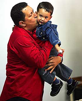 VERNER OM PRIVATLIVET: Ch�vez viser sjelden frem familien, men her kysser han barnebarnet Manuelito etter � ha avgitt sin stemme i Caracas 4.desember i fjor.