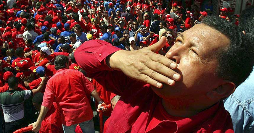 UTVIDER MAKTEN: Venezuelas president Hugo Ch�vez sender slengkyss til sine tilhengere under et valgkampm�te i Guarico, en knapp uke f�r han ble gjenvalgt som president.