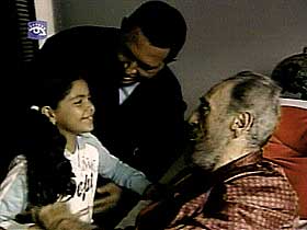 VISTE FREM DATTEREN FOR CASTRO: P� dette bildet fra Cubavision introduseres Ch�vez' datter Rosines for Cubas president Fidel Castro.