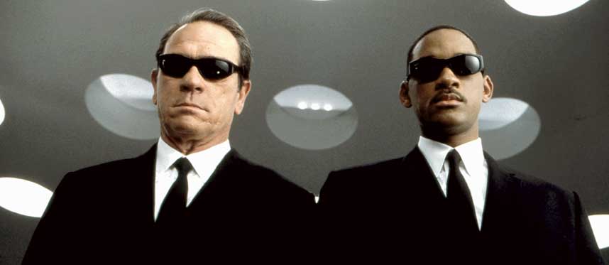 MEN IN BLACK: Hollywood og FBI hjelper svensk politi � bli bedre piratjegere. Her er Hollywood representert  ved Tommy Lee Jones og Will Smith, som agenter i �Men in Black�.