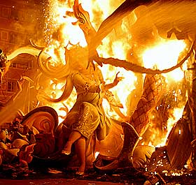 I FYR OG FLAMME: Den siste dagen av Fallas-festivalen i Valencia g�r et uendelig antall arbeidstimer opp i r�yk.