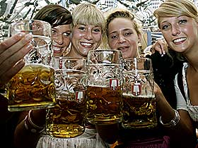 V�RSK�L: Disse jentene deltok p� fjor�rets Oktoberfest. Men visste du at M�nchen har en stor �lfestival ogs� om v�ren?