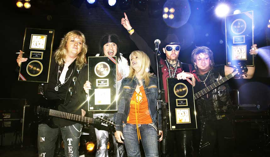 HEDRET AV BONNIE:WigWam fikk utdelt gullplate for �It's hard to be a rock'n'roller� av Bonnie Tyler i 2005.